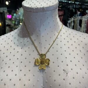 Vintage Gold Tone Dogwood Flower Pendant Necklace – Signed Trifari